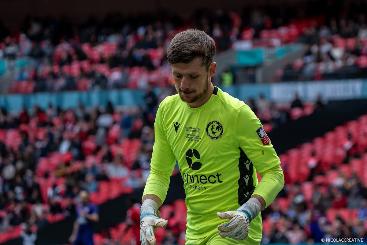 Connor Sansom of Cockfosters FC at the FA Vase final at Wembley in DZL VG3 AeroTech goalkeeper gloves